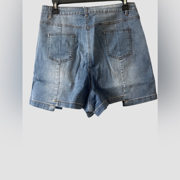 Hayden Los Angeles H6392 Women's Medium Light Wash Step Hem Denim Shorts, Size L - Picture 3 of 6